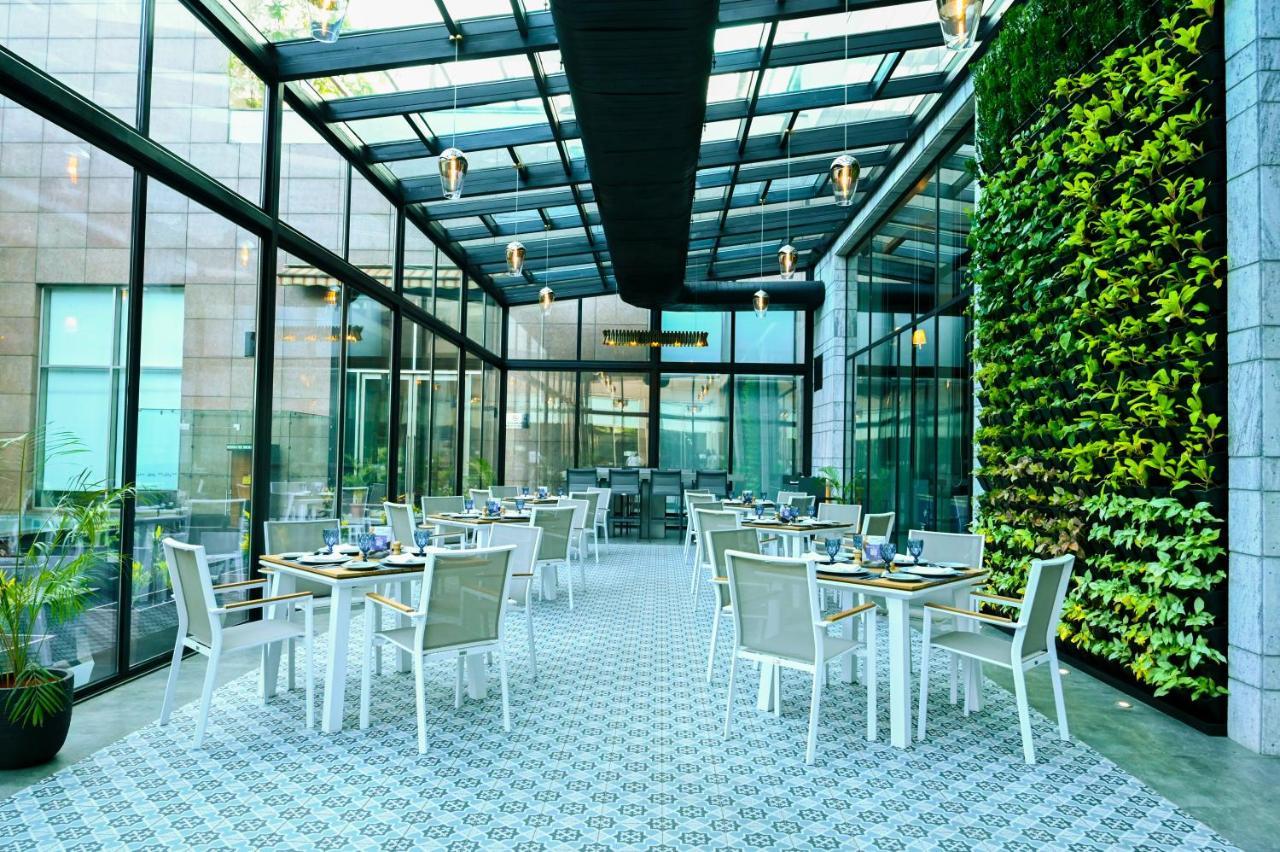 Radisson Blu Hotel Гувахати Екстериор снимка The Terrace