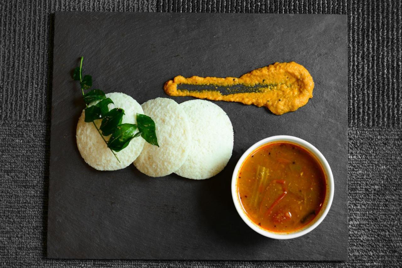 Radisson Blu Hotel Гувахати Екстериор снимка Idli, sambar and chutney