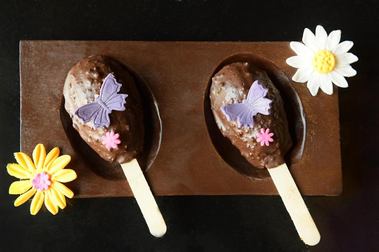 Radisson Blu Hotel Гувахати Екстериор снимка Chocolate-covered marzipan