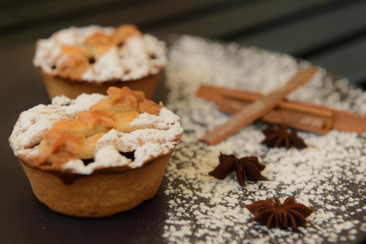Radisson Blu Hotel Гувахати Екстериор снимка A traditional Dutch apple pie