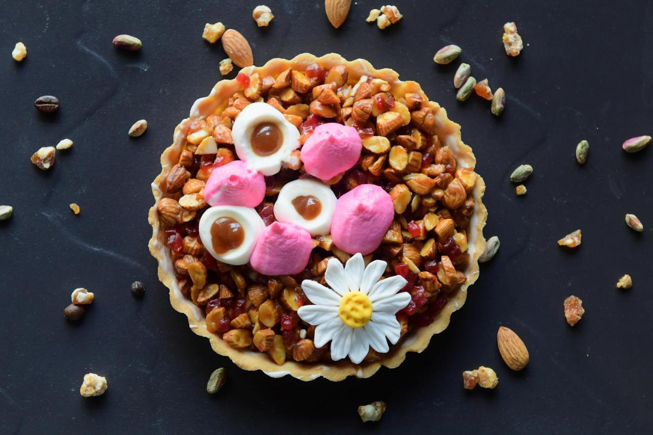 Radisson Blu Hotel Гувахати Екстериор снимка A granola tart