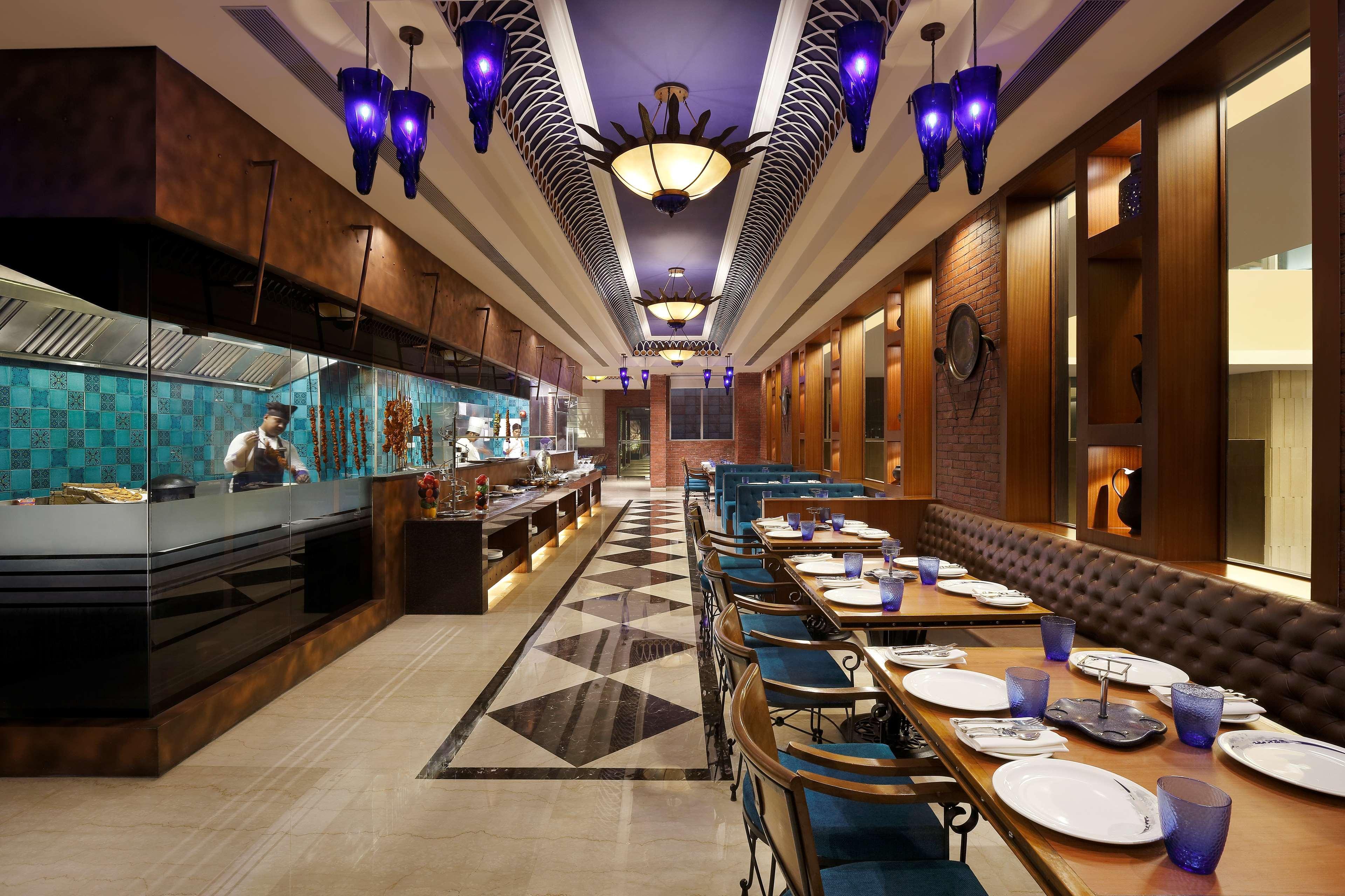 Radisson Blu Hotel Гувахати Екстериор снимка The restaurant