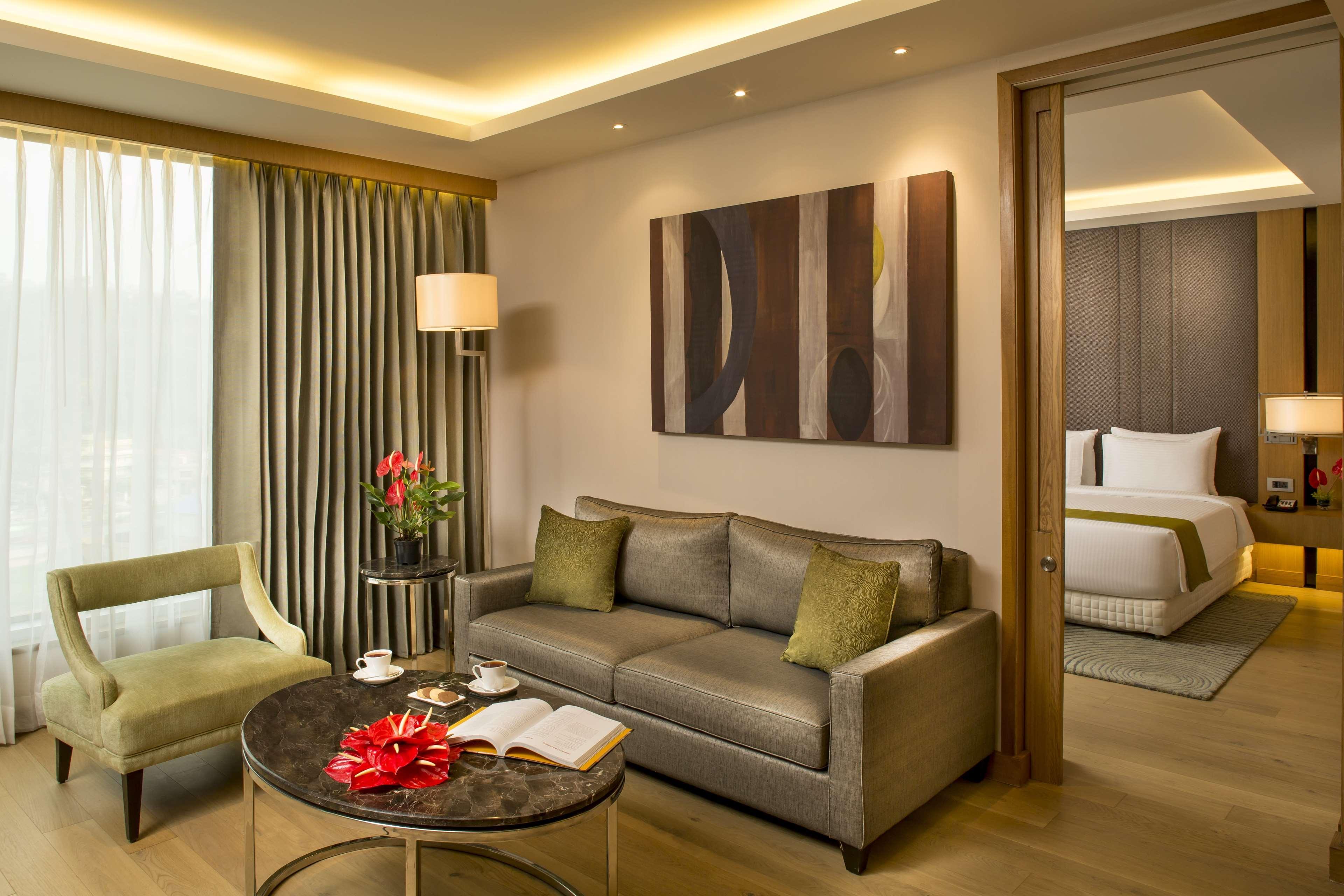 Radisson Blu Hotel Гувахати Екстериор снимка Suite at the Park Hyatt Hyderabad