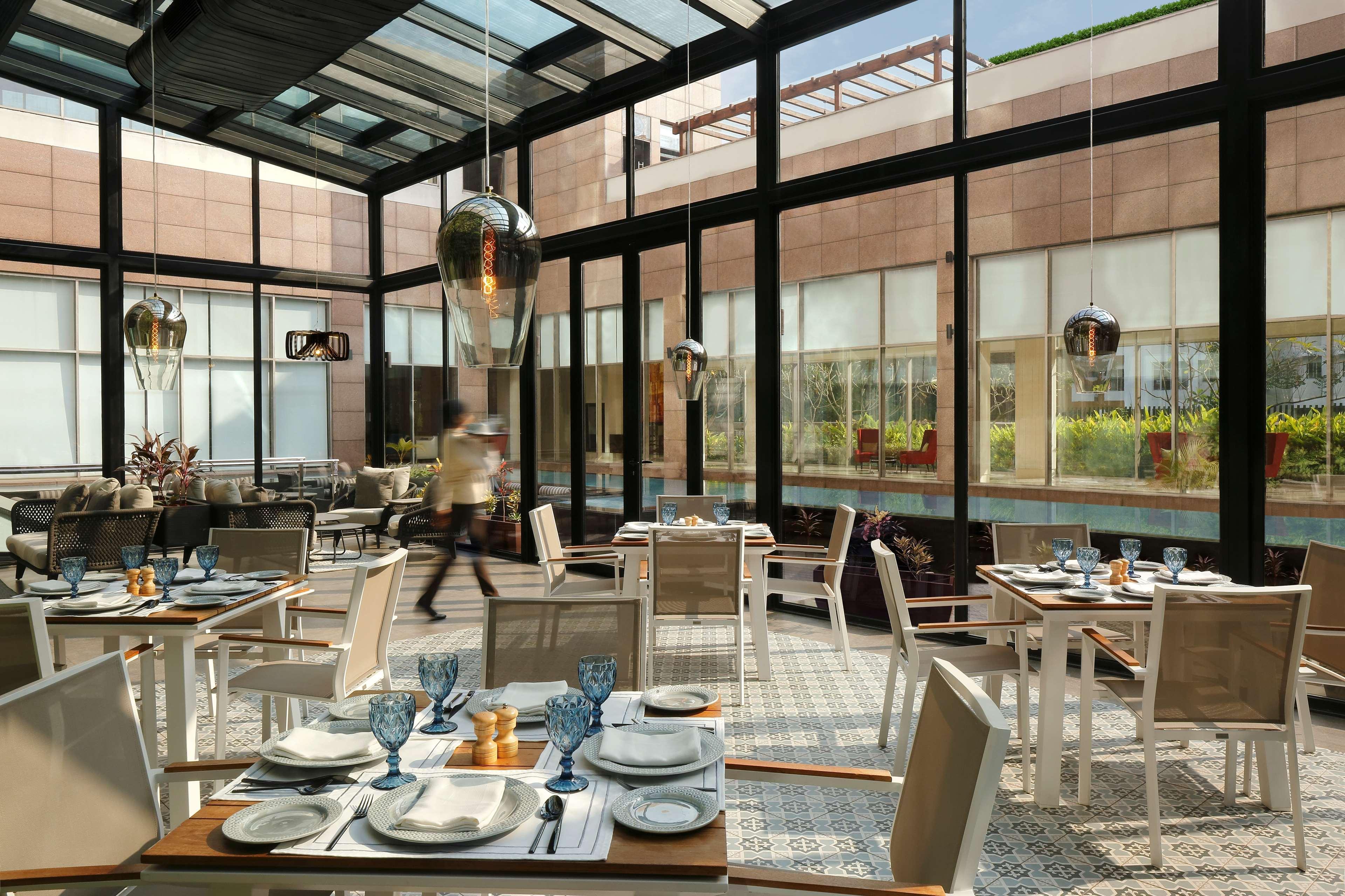 Radisson Blu Hotel Гувахати Екстериор снимка The restaurant