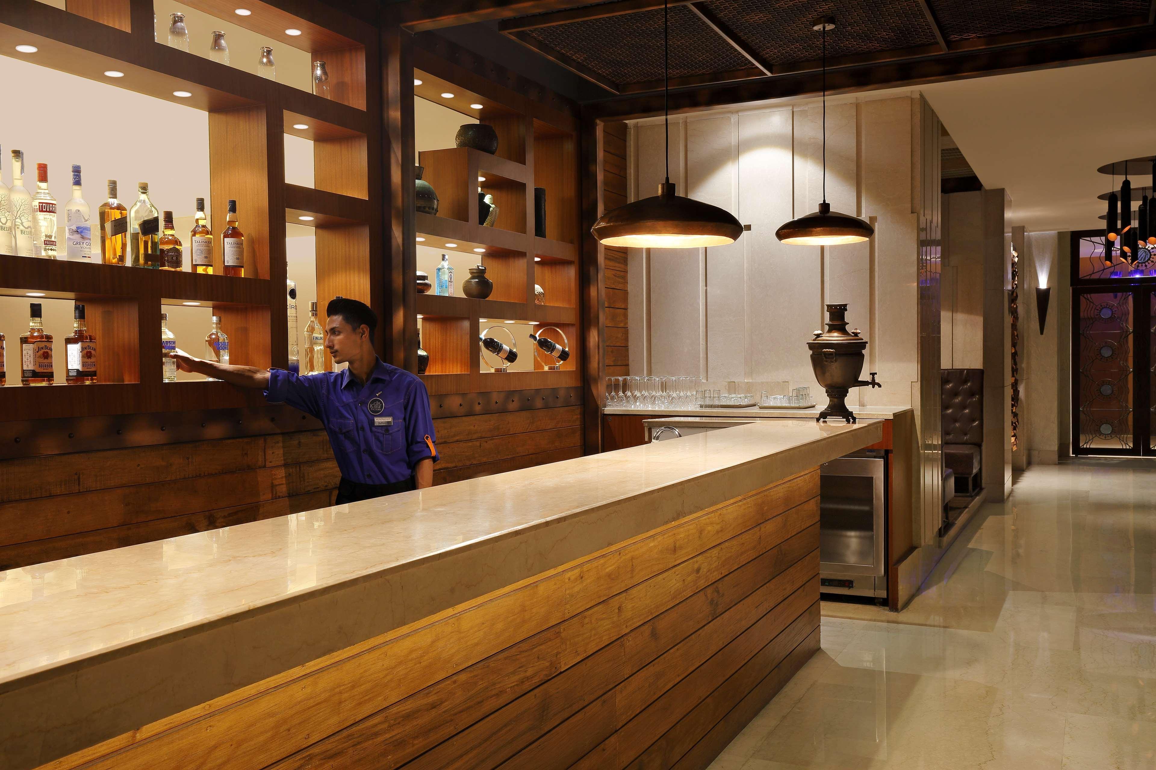 Radisson Blu Hotel Гувахати Екстериор снимка The bar at the lounge