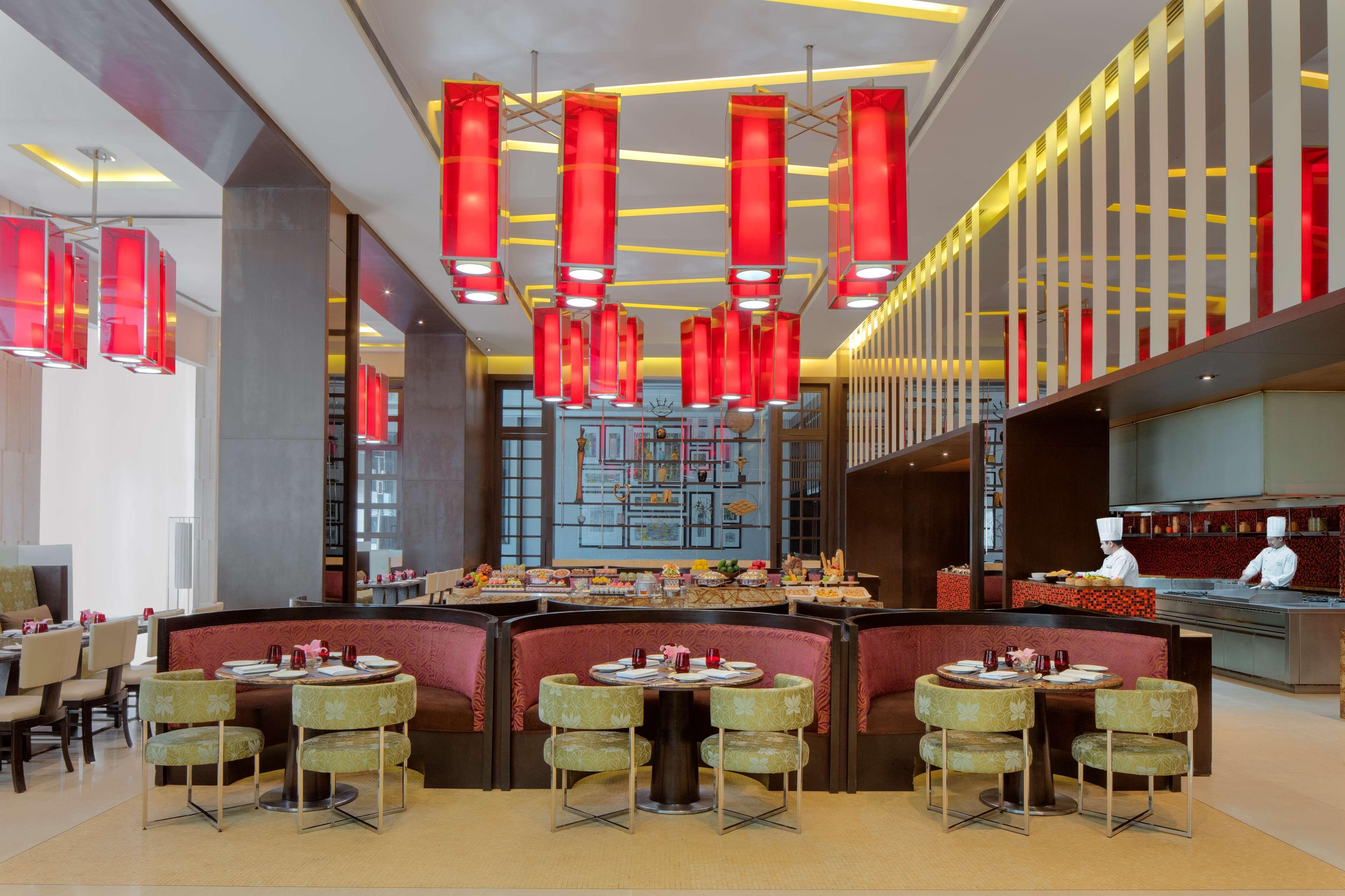 Radisson Blu Hotel Гувахати Екстериор снимка The restaurant