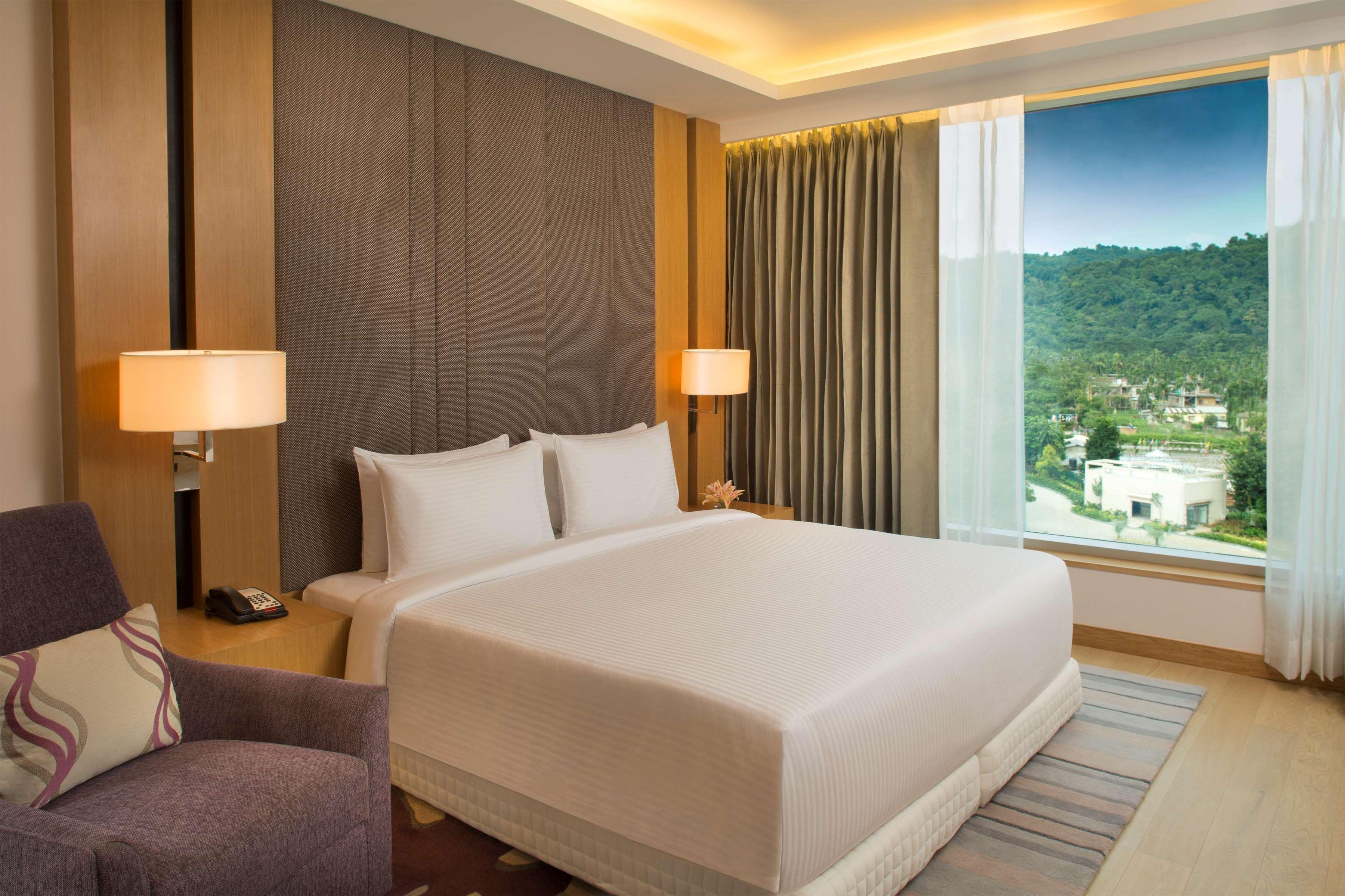 Radisson Blu Hotel Гувахати Екстериор снимка Deluxe Room