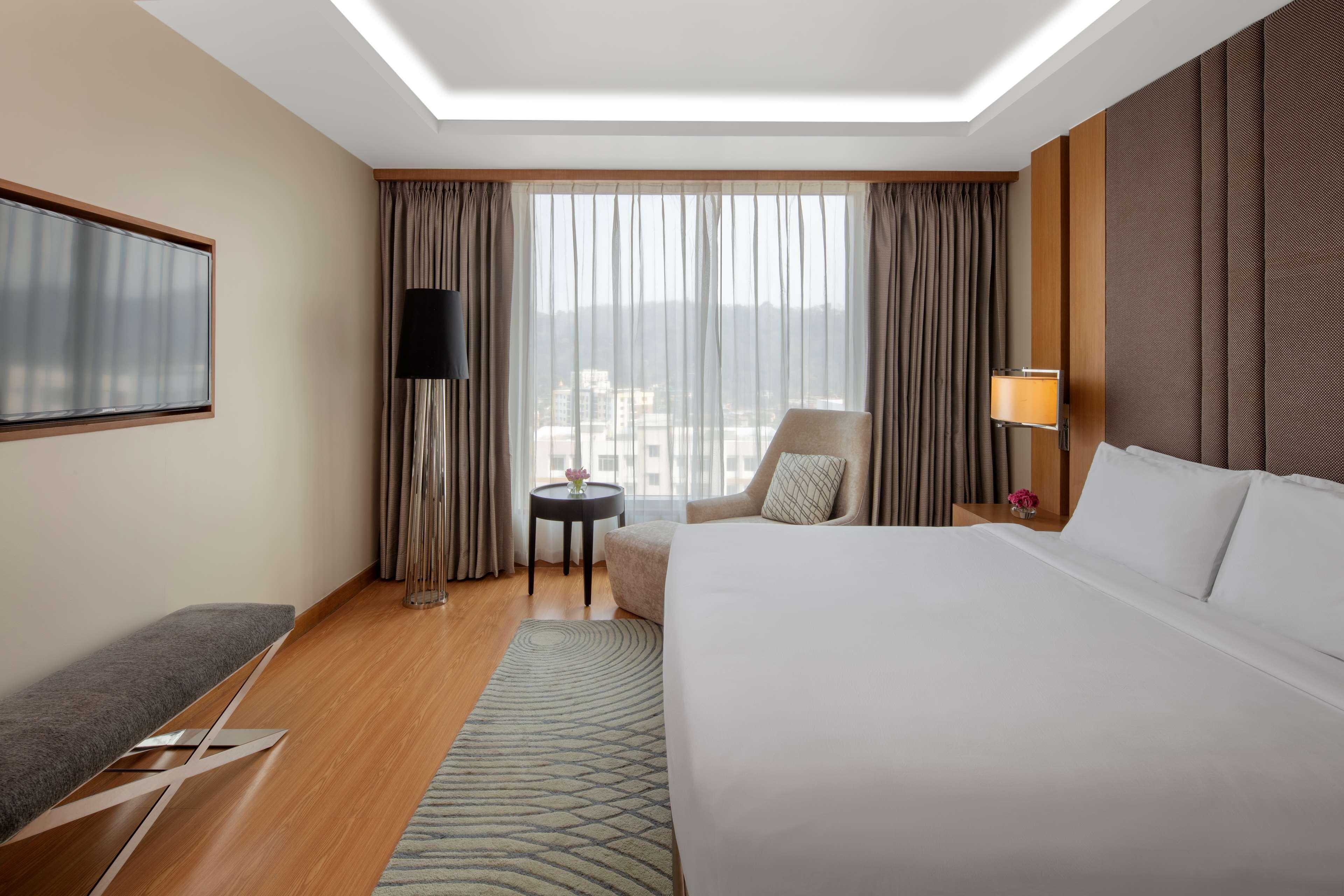 Radisson Blu Hotel Гувахати Екстериор снимка Deluxe Room