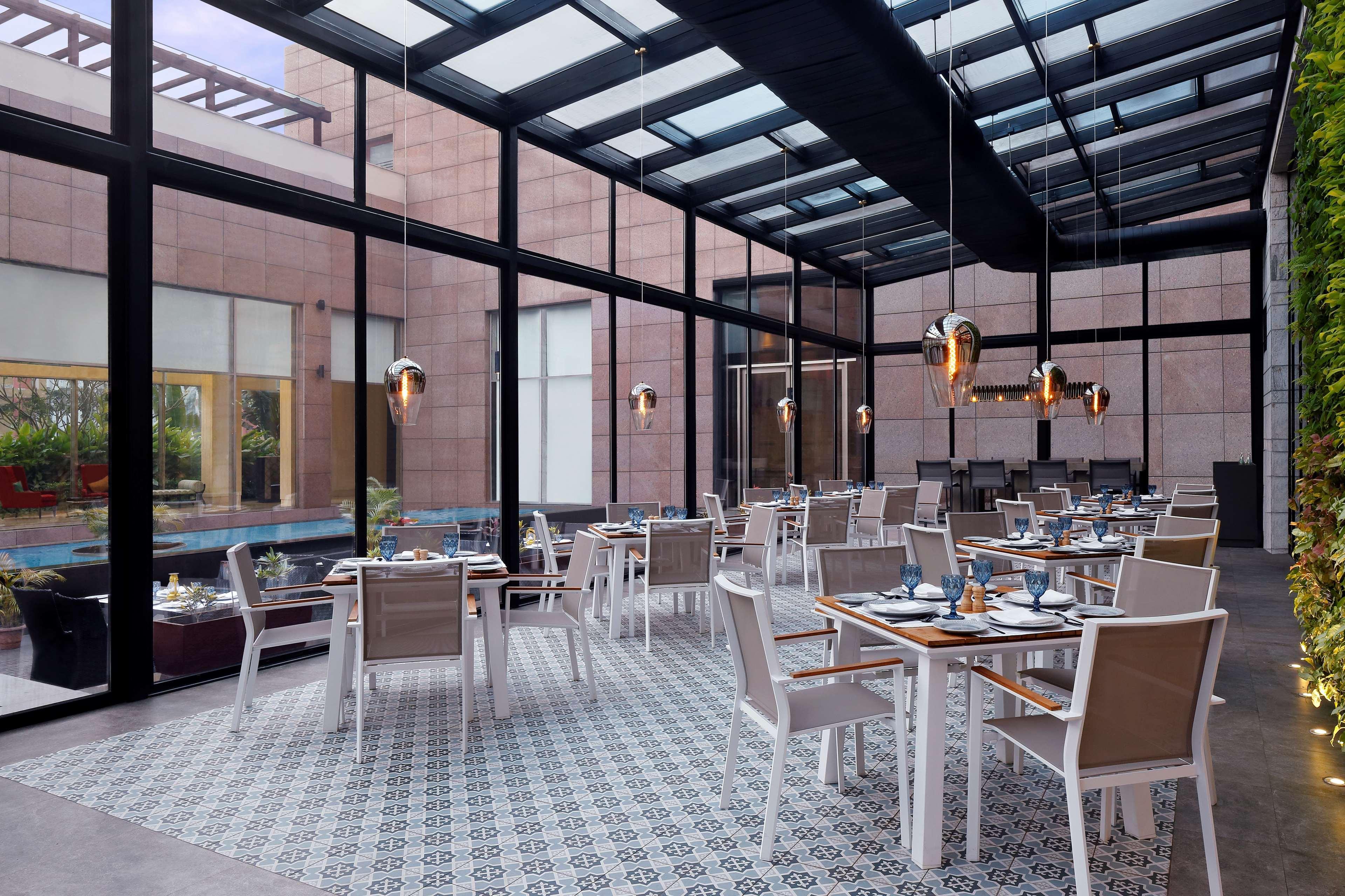 Radisson Blu Hotel Гувахати Екстериор снимка The restaurant