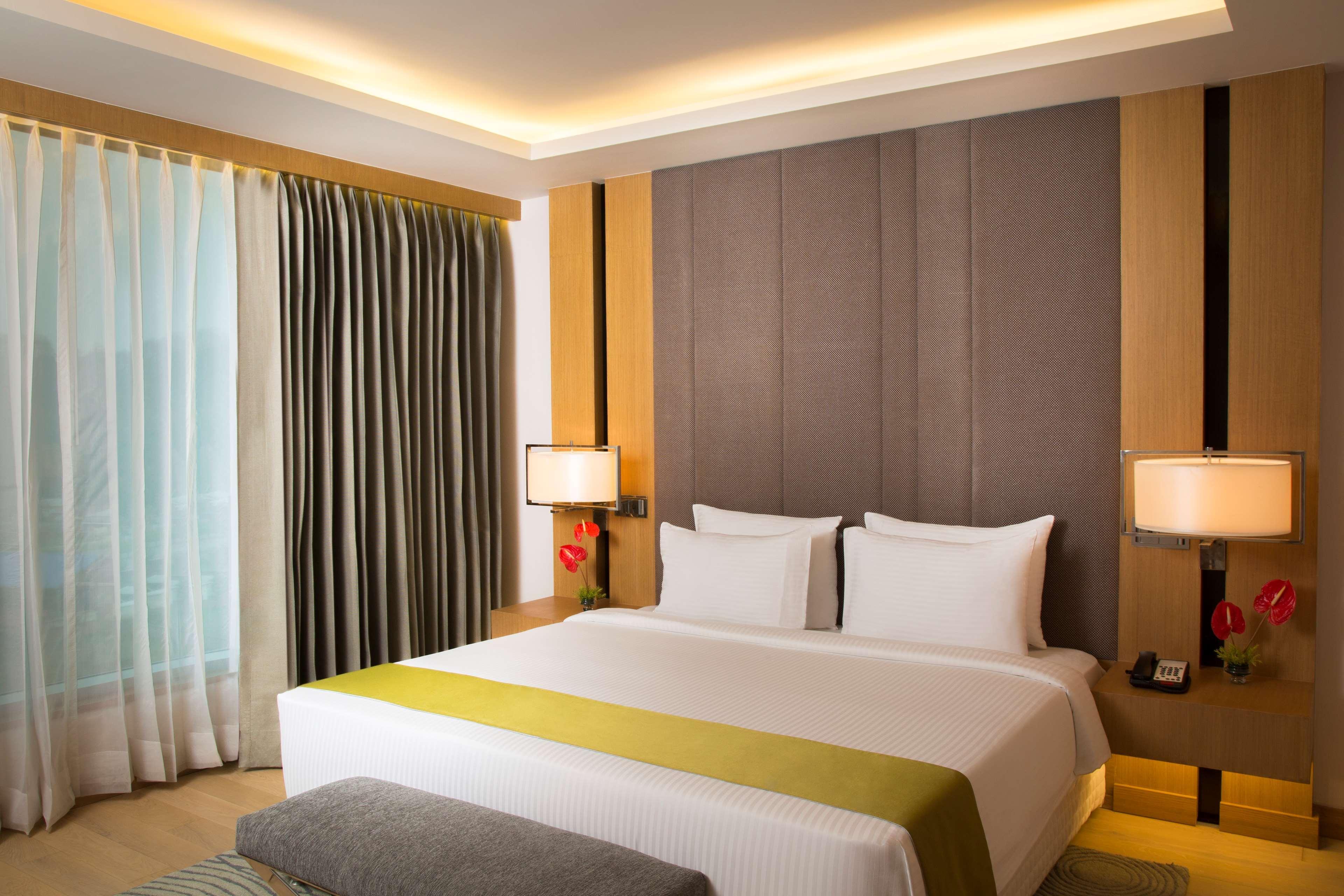 Radisson Blu Hotel Гувахати Екстериор снимка A bedroom at the hotel