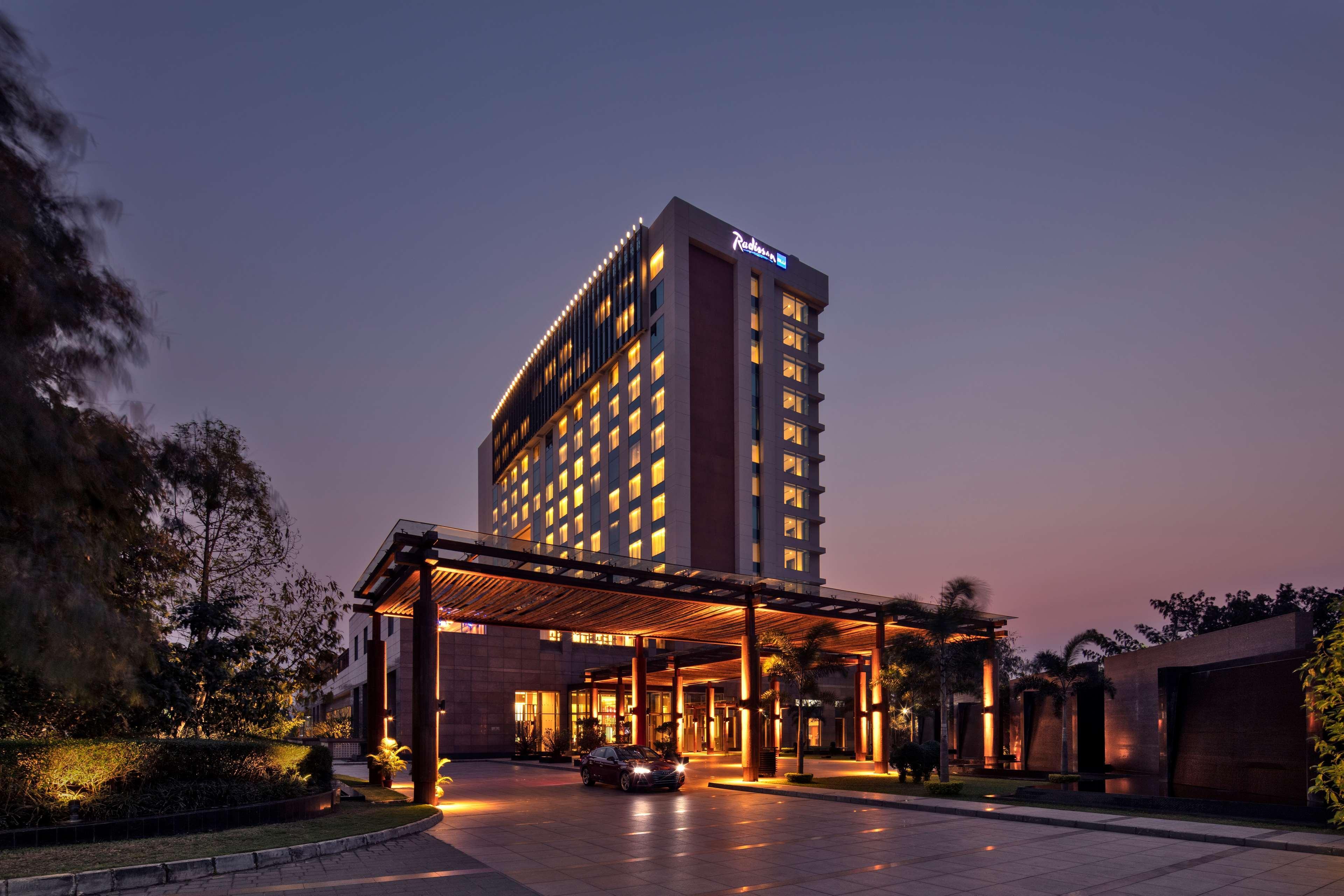 Radisson Blu Hotel Гувахати Екстериор снимка The Royal