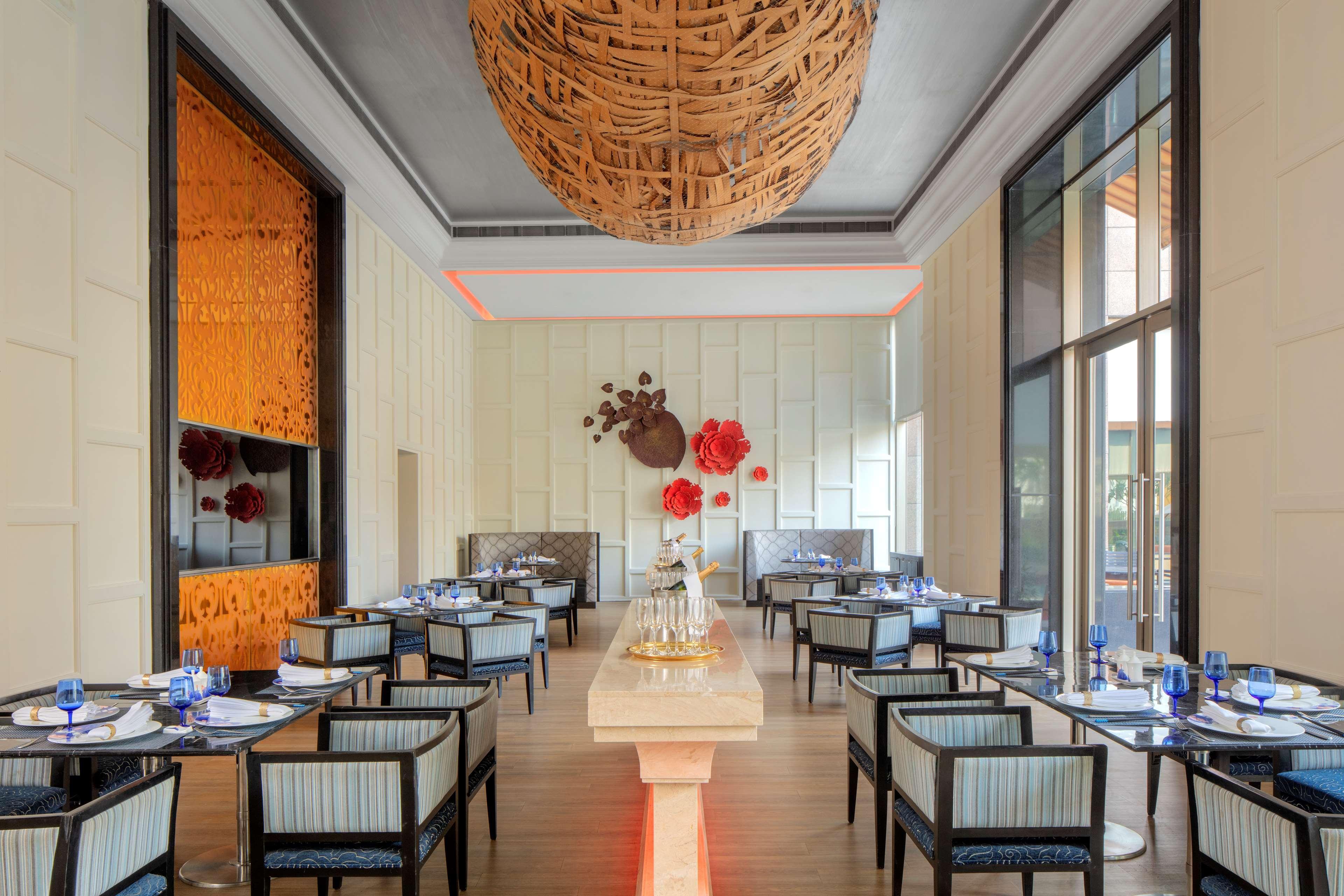 Radisson Blu Hotel Гувахати Екстериор снимка The restaurant