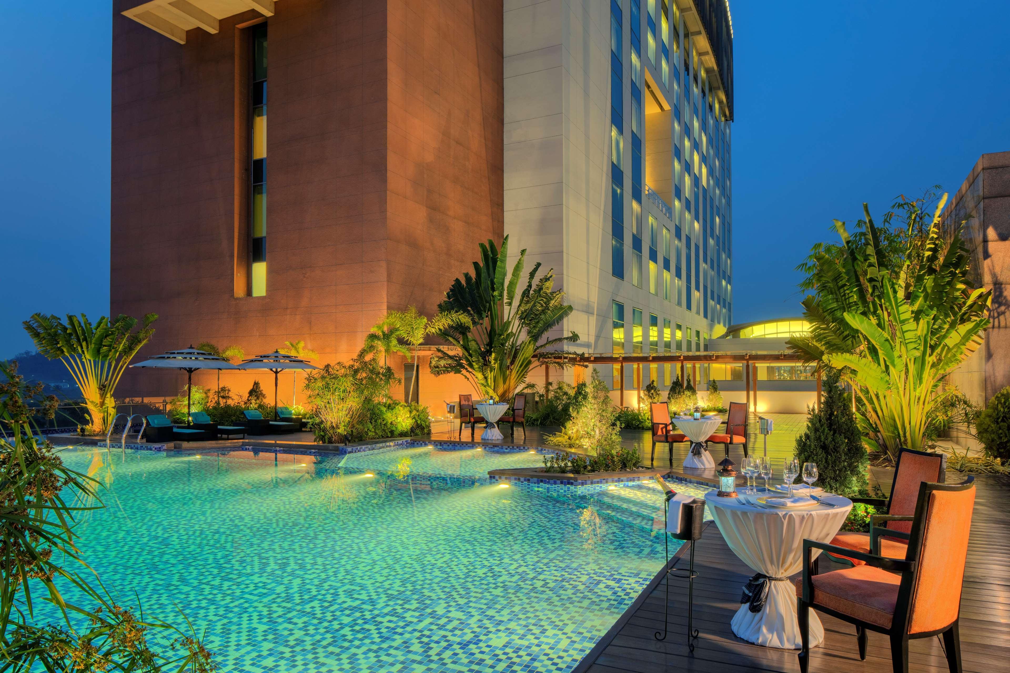 Radisson Blu Hotel Гувахати Екстериор снимка The pool at the hotel
