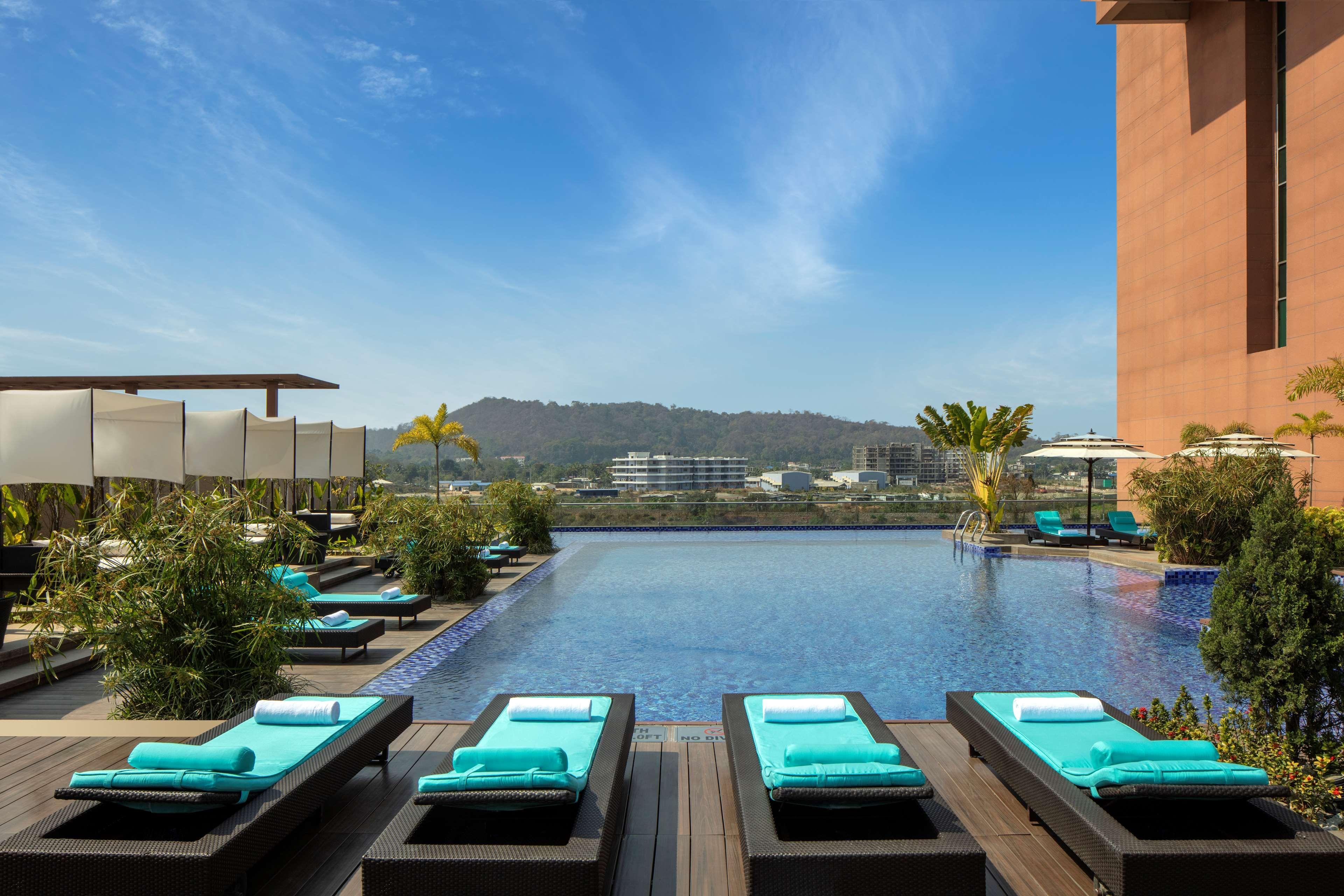 Radisson Blu Hotel Гувахати Екстериор снимка The pool at the hotel