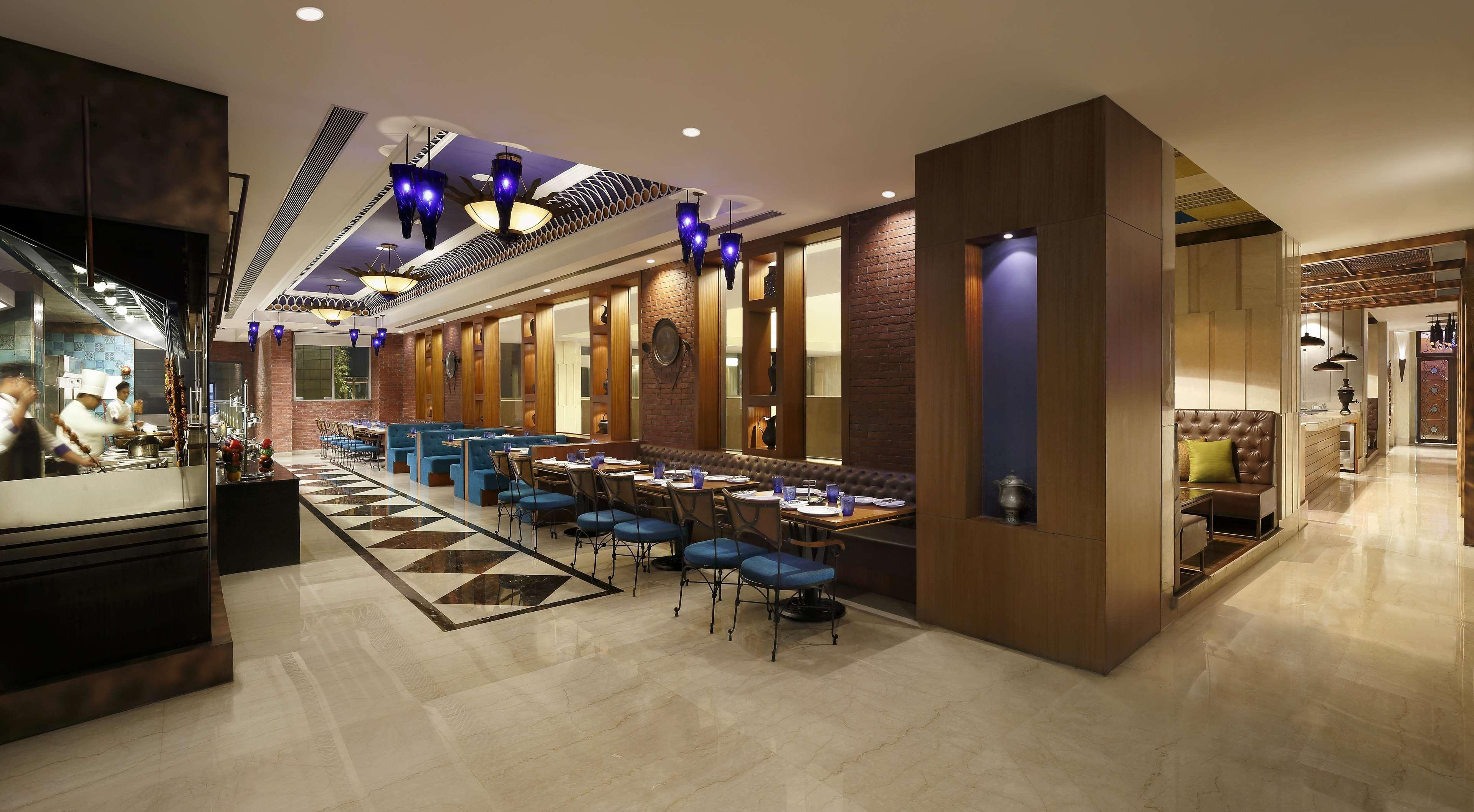 Radisson Blu Hotel Гувахати Екстериор снимка The restaurant
