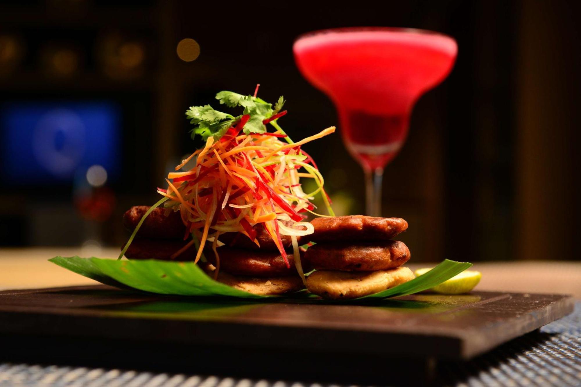 Radisson Blu Hotel Гувахати Екстериор снимка A cocktail and a snack