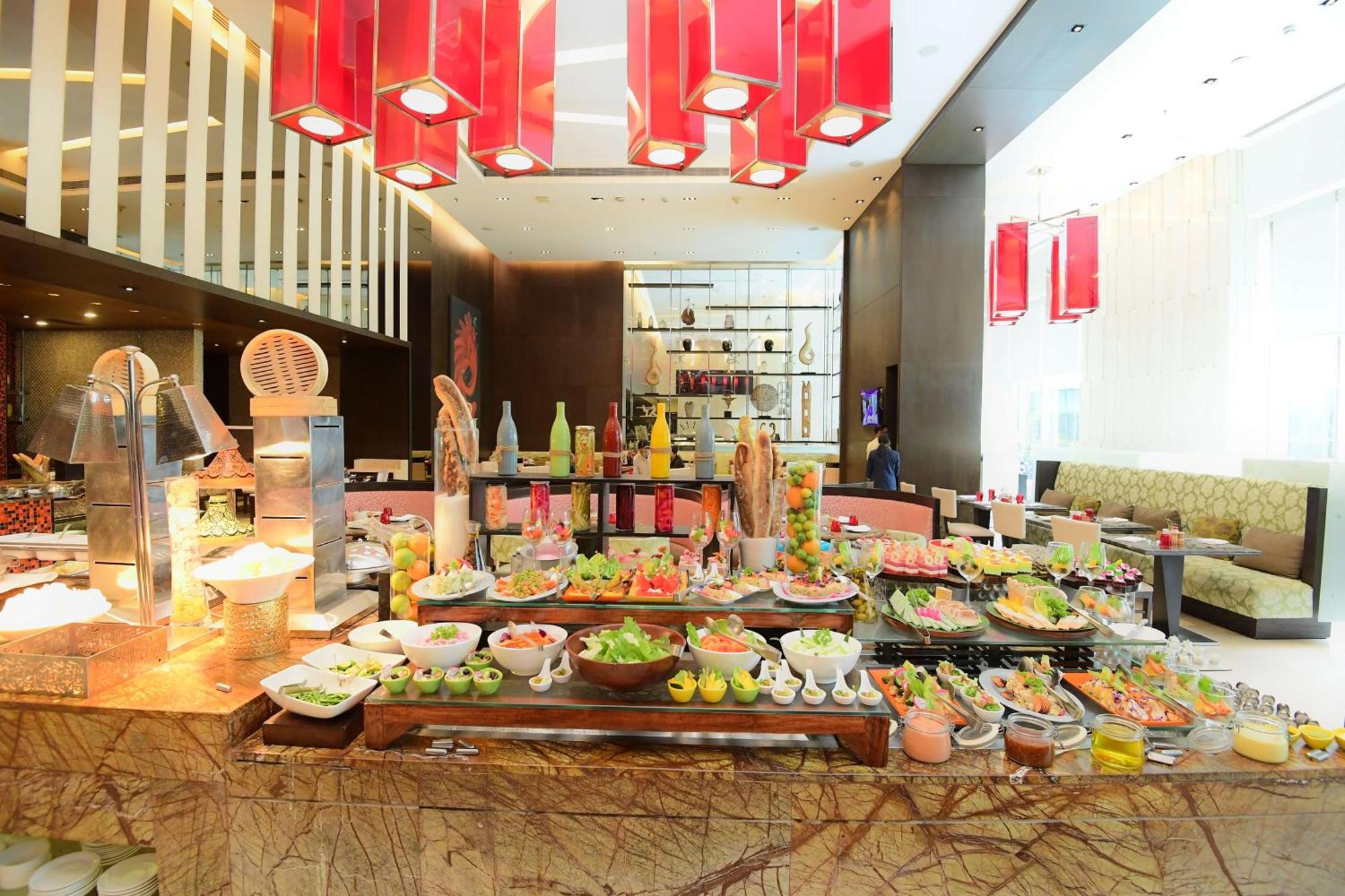 Radisson Blu Hotel Гувахати Екстериор снимка A salad bar
