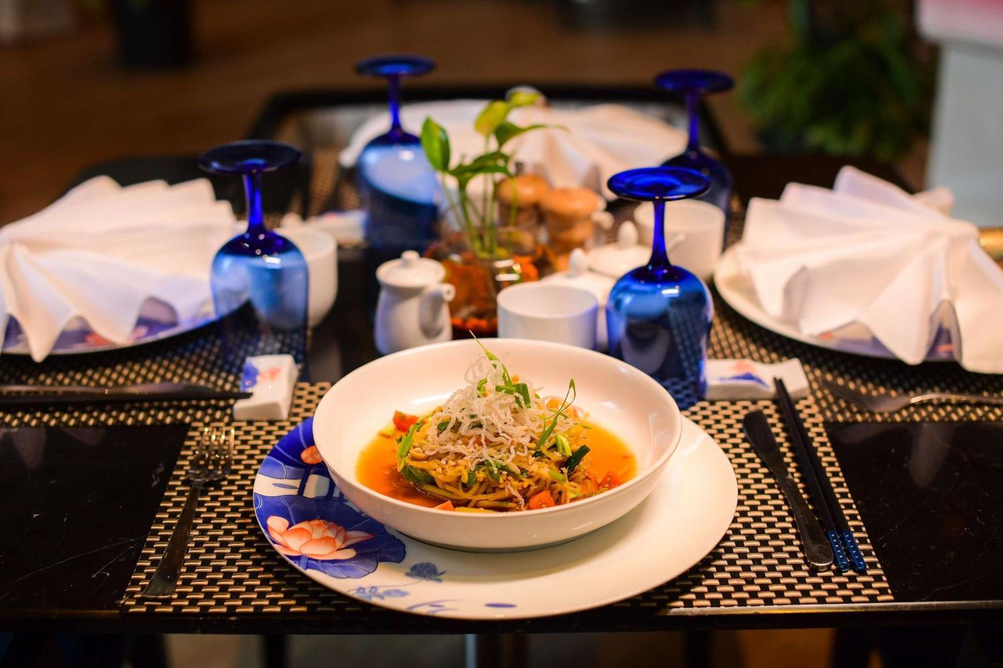 Radisson Blu Hotel Гувахати Екстериор снимка A dish of Thai cuisine