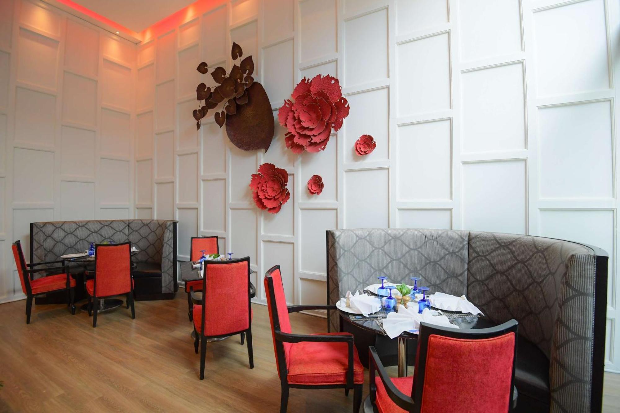 Radisson Blu Hotel Гувахати Екстериор снимка The interior of the restaurant