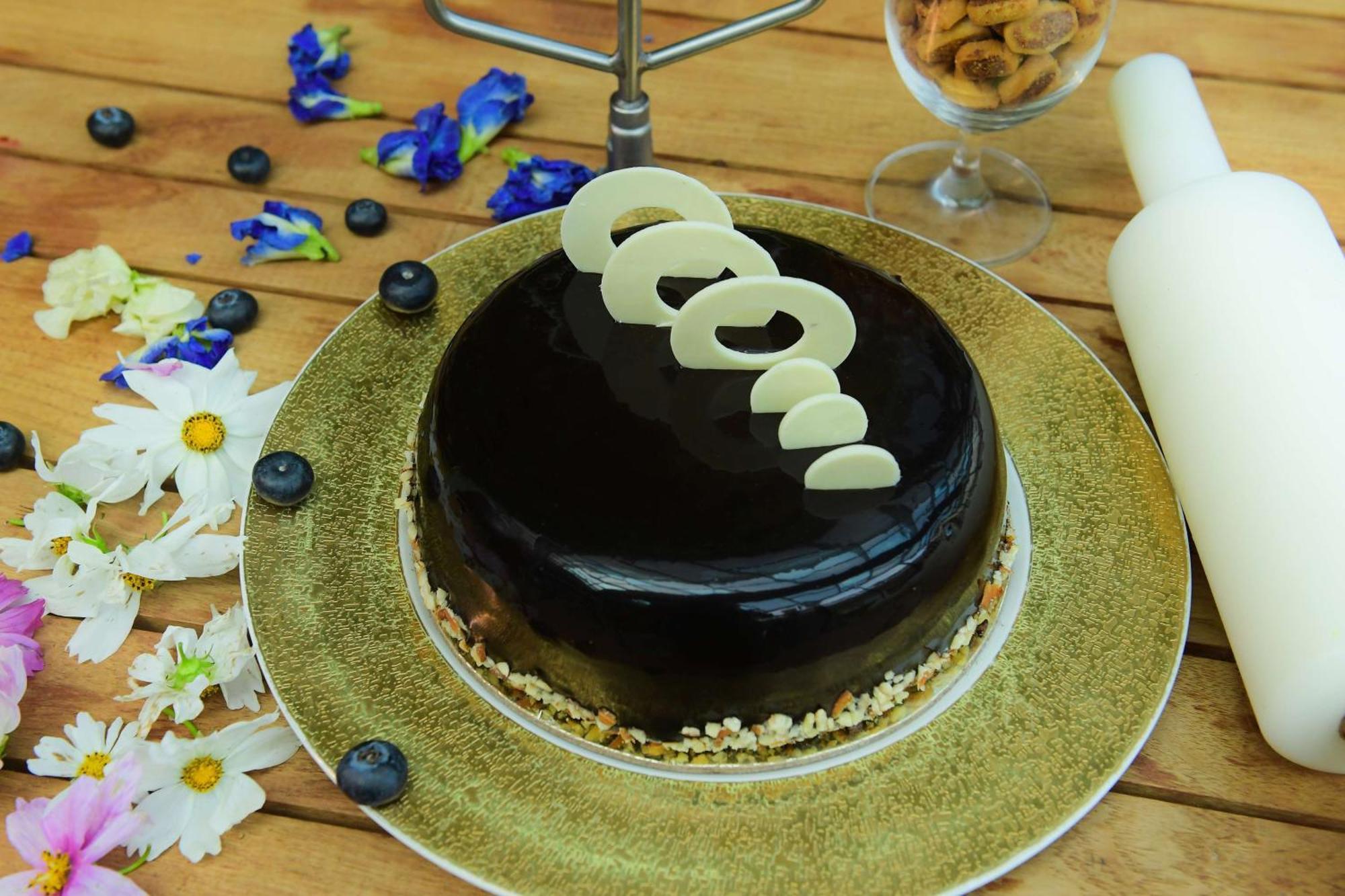 Radisson Blu Hotel Гувахати Екстериор снимка A chocolate cake