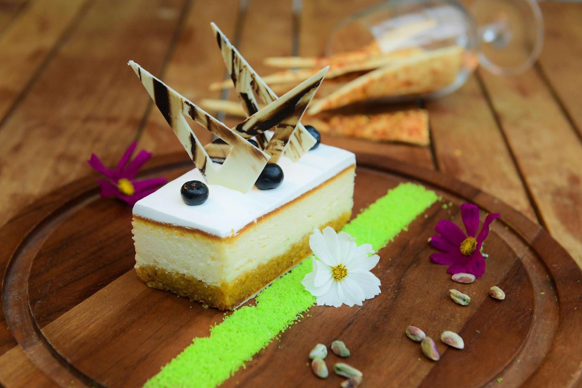 Radisson Blu Hotel Гувахати Екстериор снимка A cheesecake
