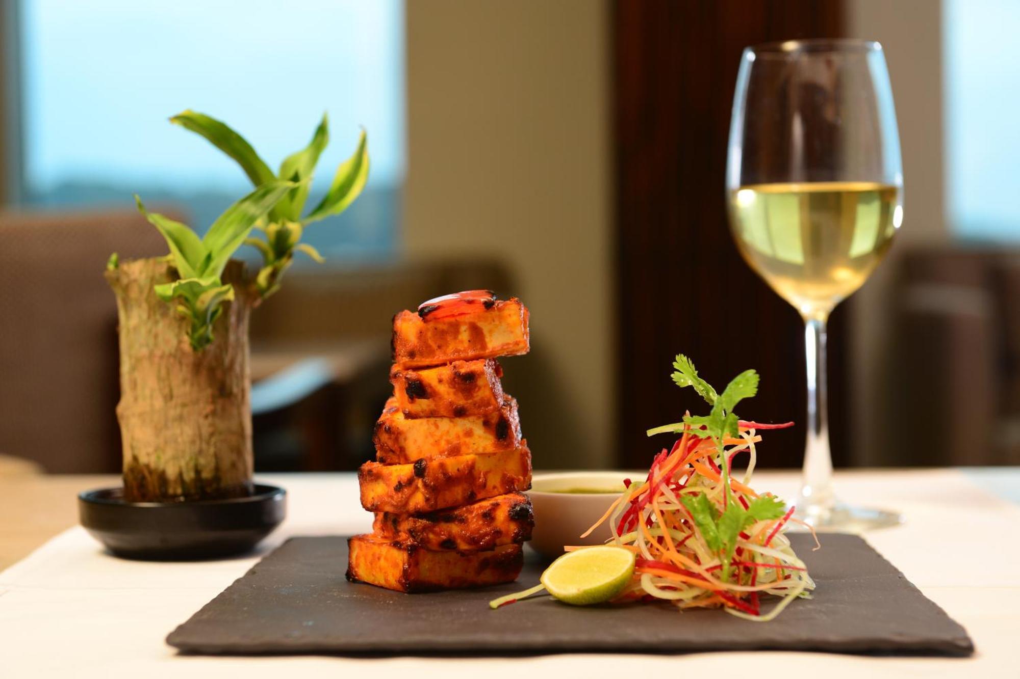 Radisson Blu Hotel Гувахати Екстериор снимка Paneer tikka