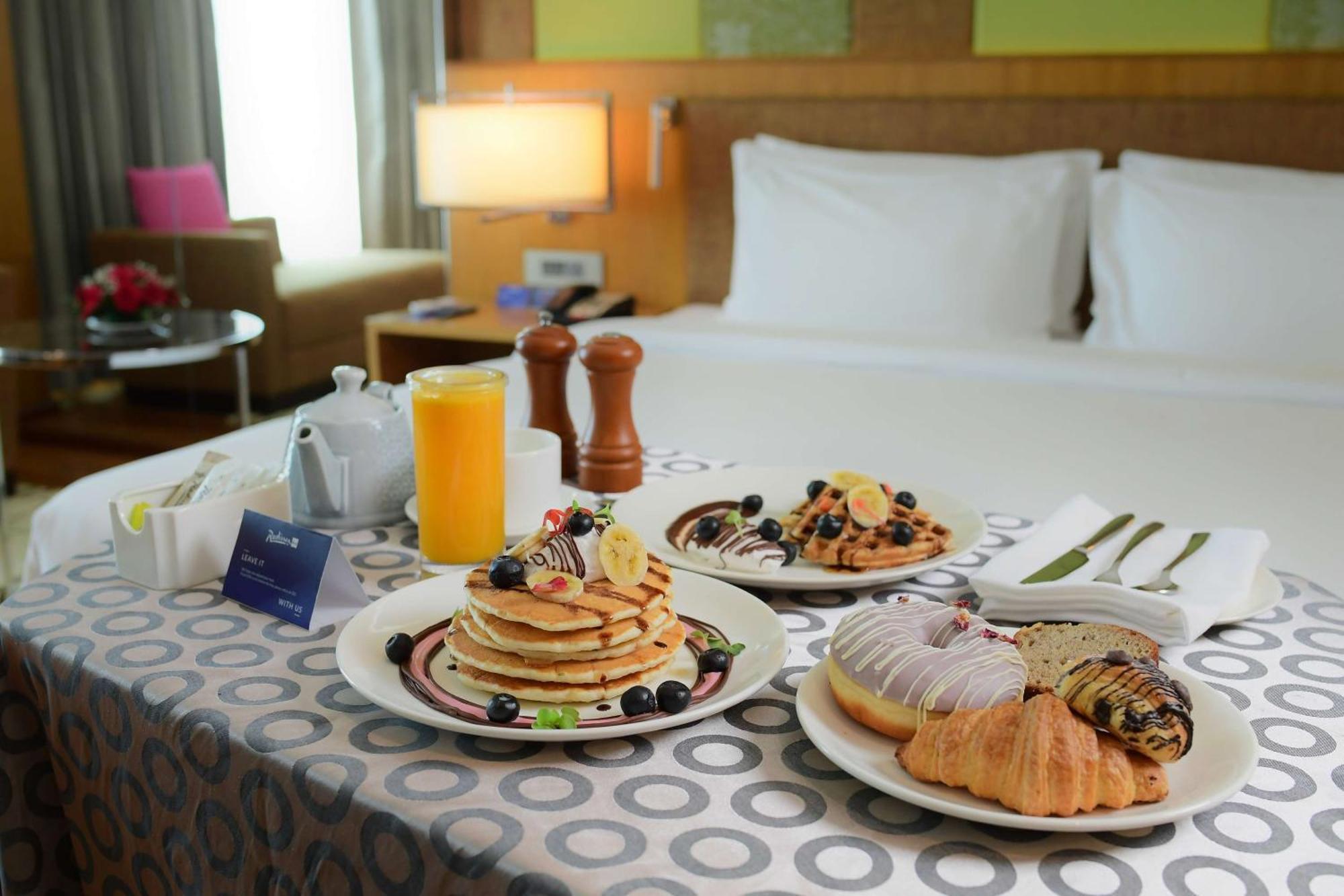 Radisson Blu Hotel Гувахати Екстериор снимка Room service
