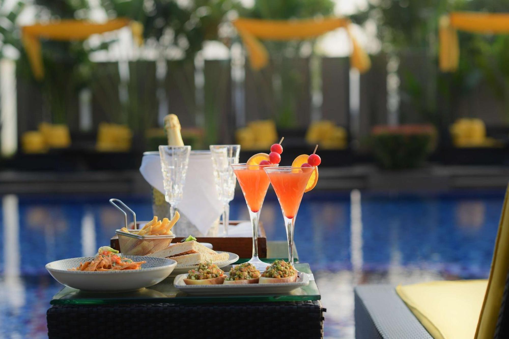 Radisson Blu Hotel Гувахати Екстериор снимка Cocktails at the bar