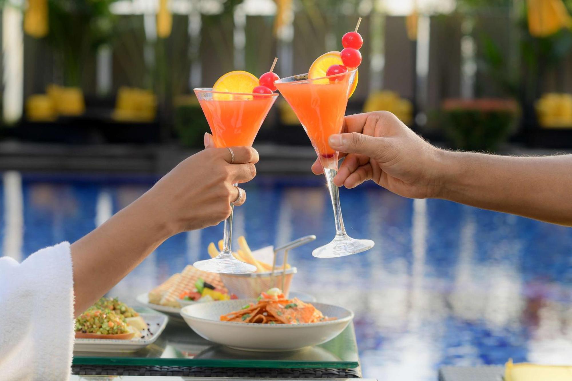 Radisson Blu Hotel Гувахати Екстериор снимка A couple toasting with cocktails